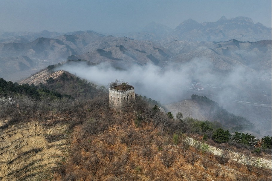 Spring mists create picture-perfect moment at the Great Wall