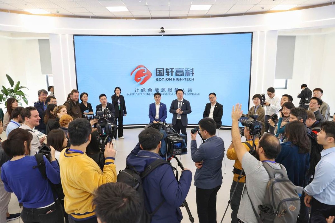 High-tech firms in Anhui impress intl reporters