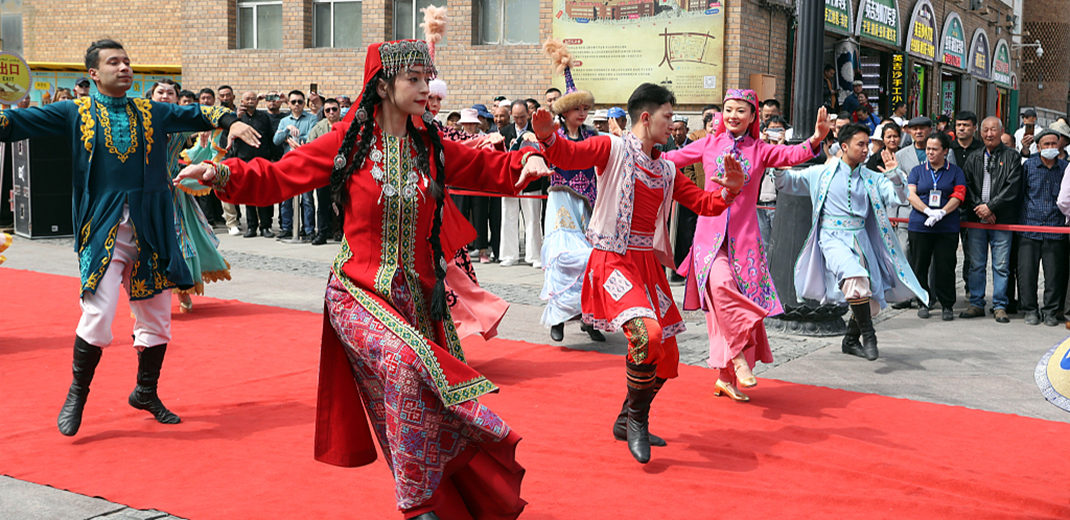 Xinjiang bazaar enchants visitors with performances