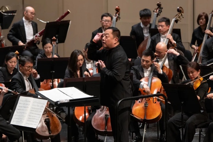 Orchestra plays melodies of spring in Hangzhou