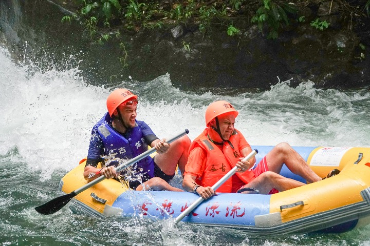Qingyuan in Guangdong launches tourism season featuring rafting