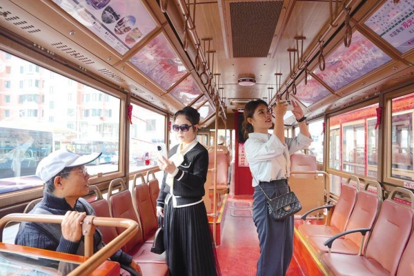 Baotou launches new sightseeing bus line