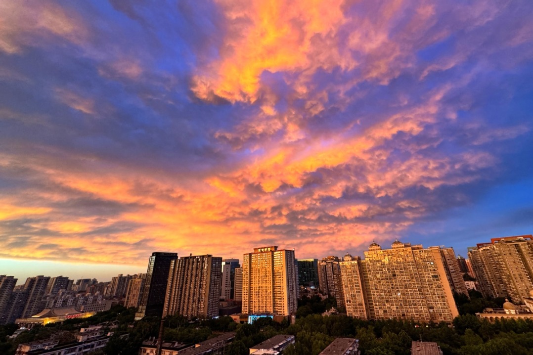 Stunning sunset illuminates skies over Beijing