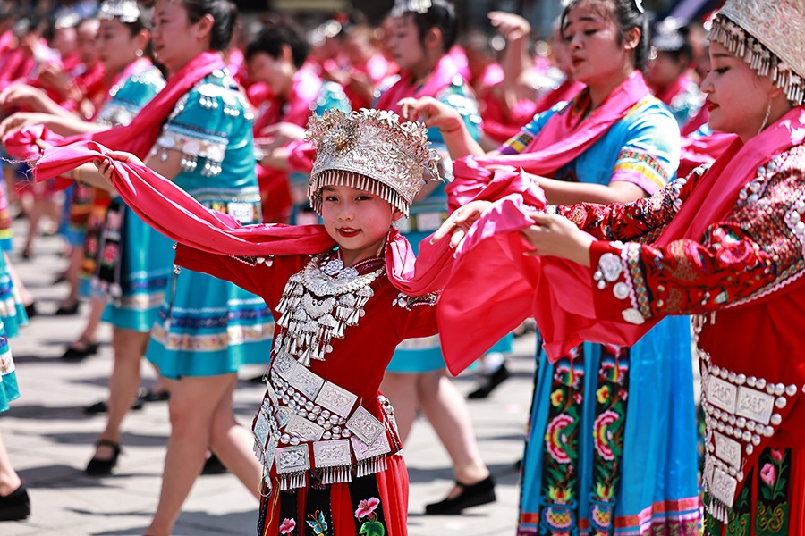 Miao people celebrate Huashan Festival in Chongqing