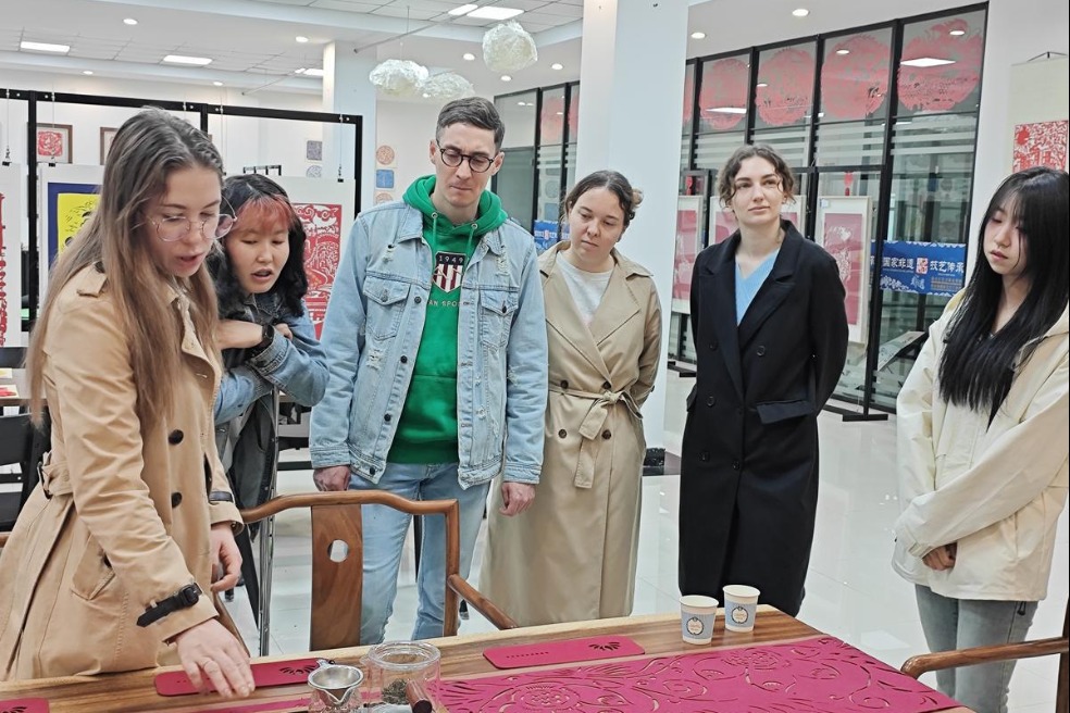 Russian students experience paper-cutting magic in Heilongjiang