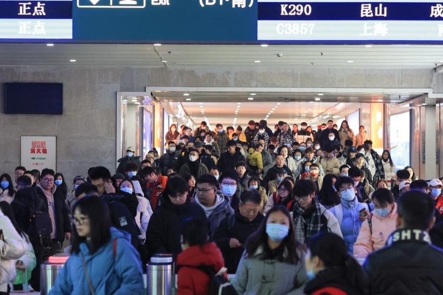 China's tourism roars back during New Year's Day holiday, topping pre-pandemic levels