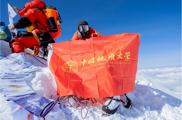 Wuhan university student summits Mount Qomolangma
