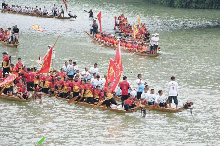 Dragon parade and crowded streets: 2024 Tongren dragon boat race