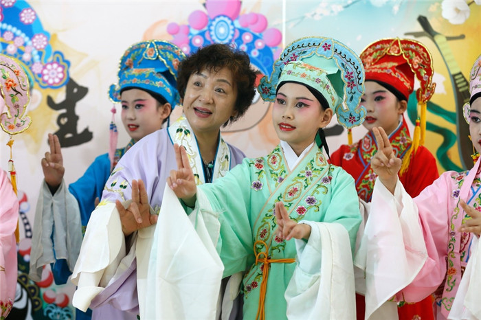 Traditional culture enriches students' lives in Qingdao