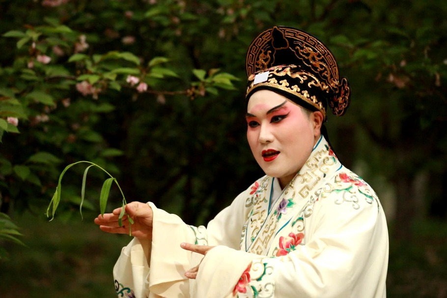 Ancient Chinese opera attracts Taiwan youth to explore cultural roots