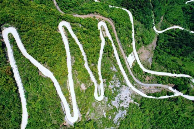 Thrill-seekers flock to Ninggang Road's hairpin turns