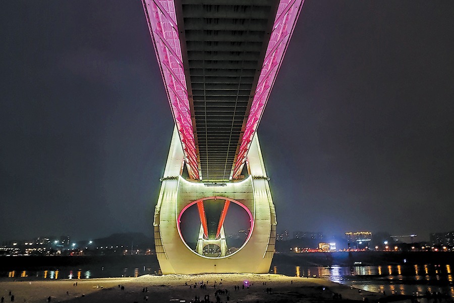 China's 'bridge capital' a popular crossing among tourists