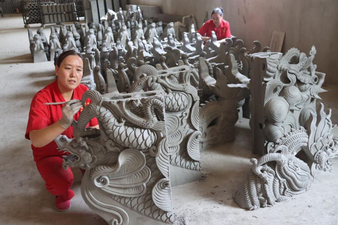 Shanxi village thrives with traditional colored glaze industry