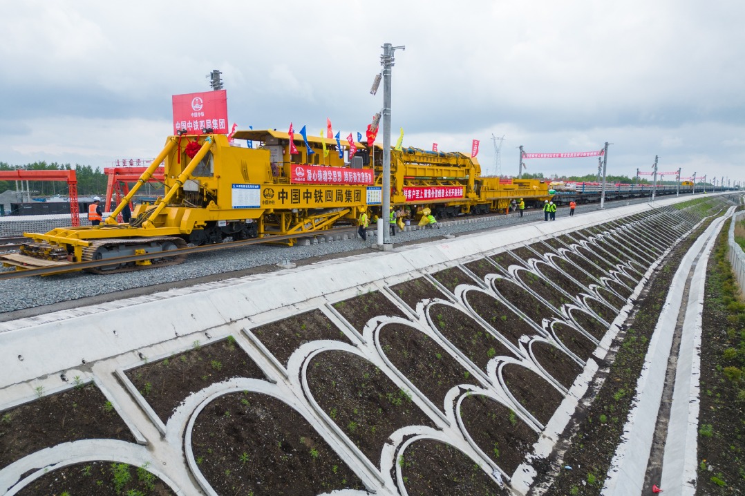 Harbin-Yichun rail line starts laying track