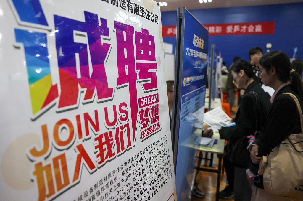 Chinese universities hold job fairs for graduates