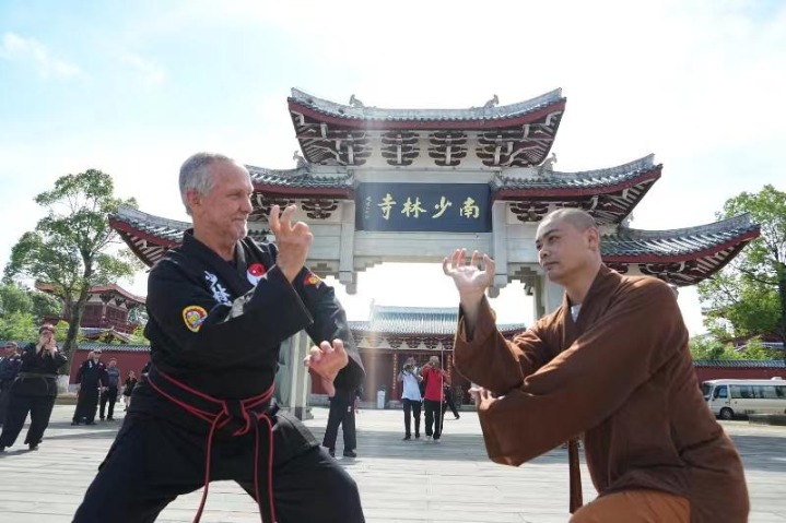 US Shaolin kung fu practitioners visit Fujian temple