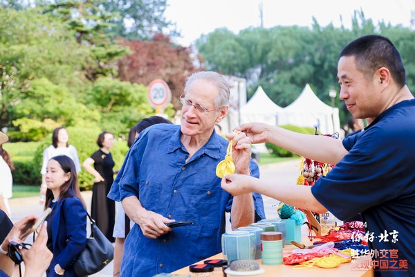 Foreign diplomats immerse themselves in Beijing's cultural splendor