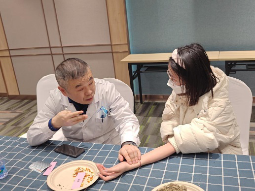 Overseas students captivated by traditional Chinese medicine culture