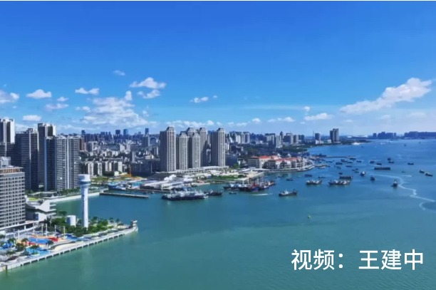 Video: The vibrant blue waters of Zhanjiang