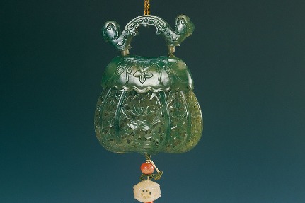 Jade sachet portrays a miniature lotus pond