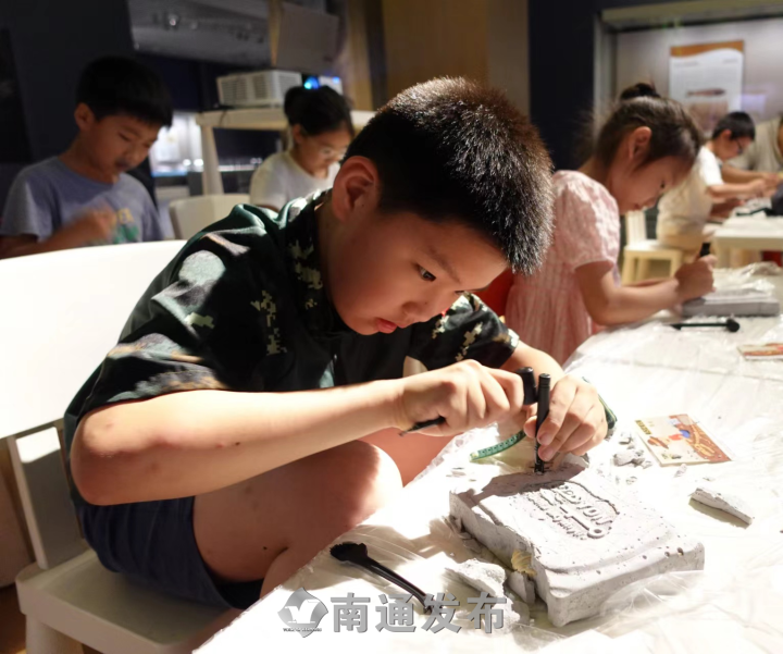 Nantong residents avoid summer heat at cultural facilities