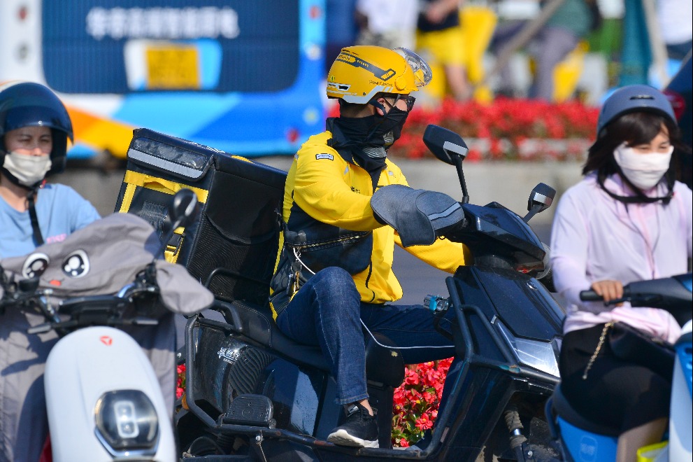 Guangzhou to suspend food delivery riders with multiple traffic violations