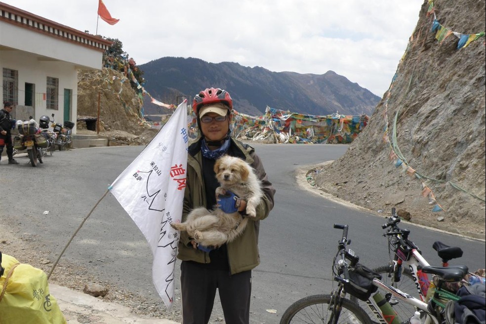 Wuhan cyclist searches for lost canine companion after 12 years of adventures