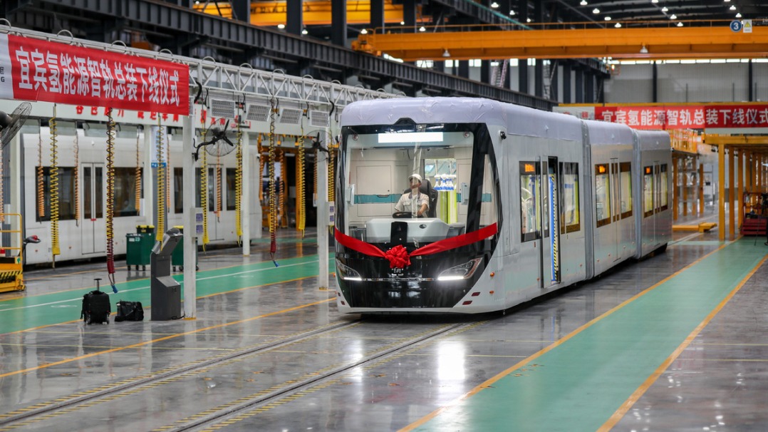 Hydrogen-powered smart tram rolls off production line in Sichuan