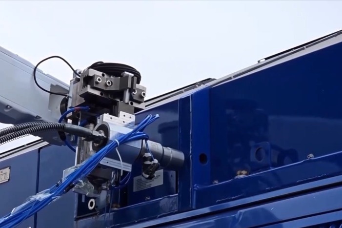 Robot fuels hydrogen-powered trains