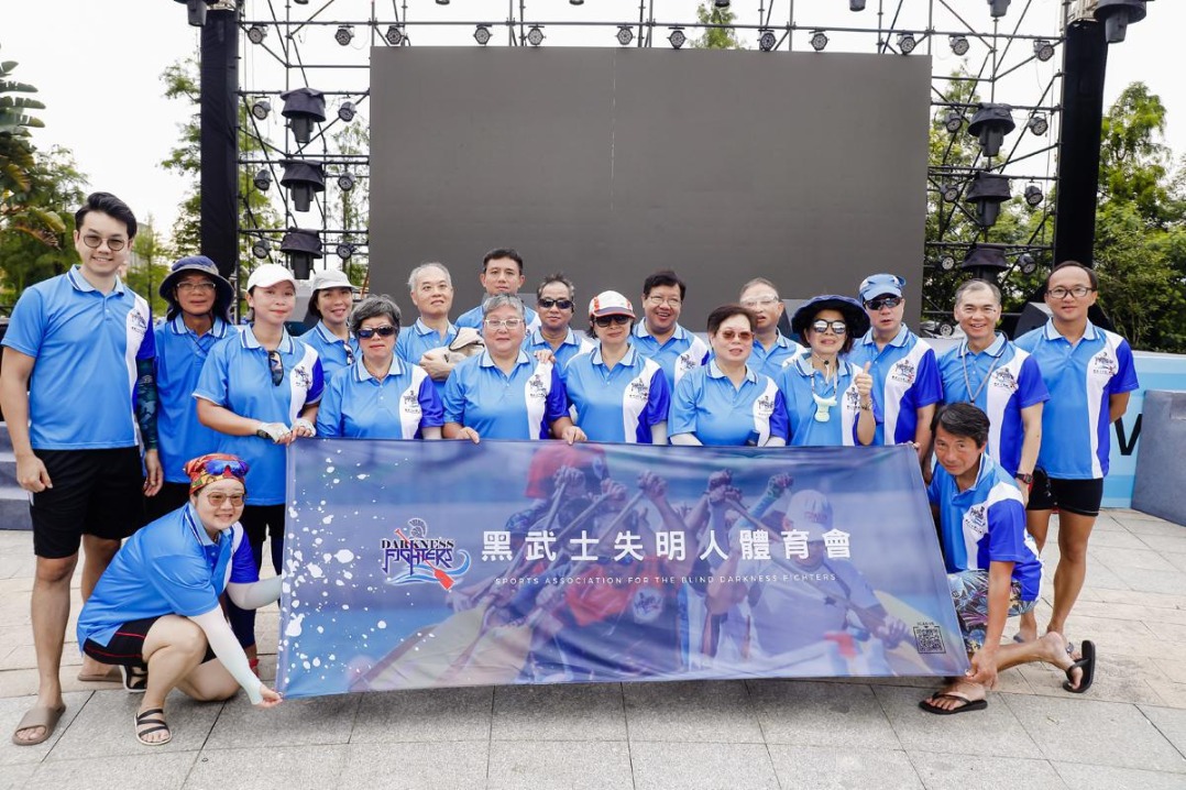 Visually impaired team takes part in Dongguan dragon boat race