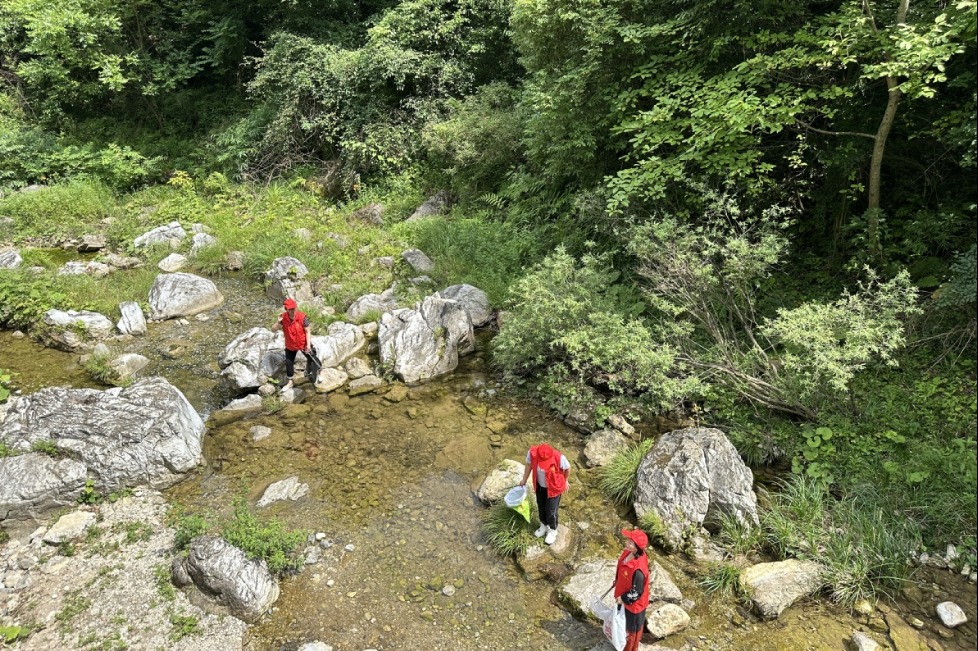 Villagers volunteer as 'riverkeepers' for the Hanjiang River in Shaanxi