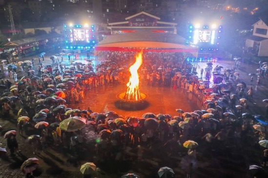 Kunming revels in Luolong Torch Festival