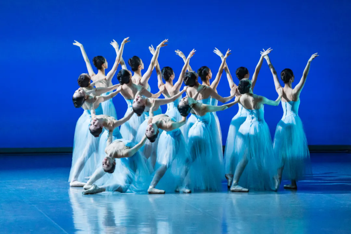 Ballet performance wows audiences in Shanghai