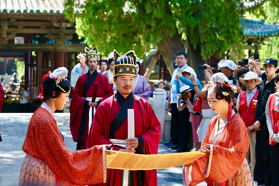 Temple fair held in Taiyuan, showcasing intangible cultural heritage