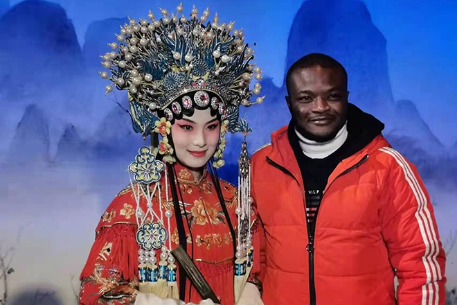 Guangxi overseas students try out Guiju opera