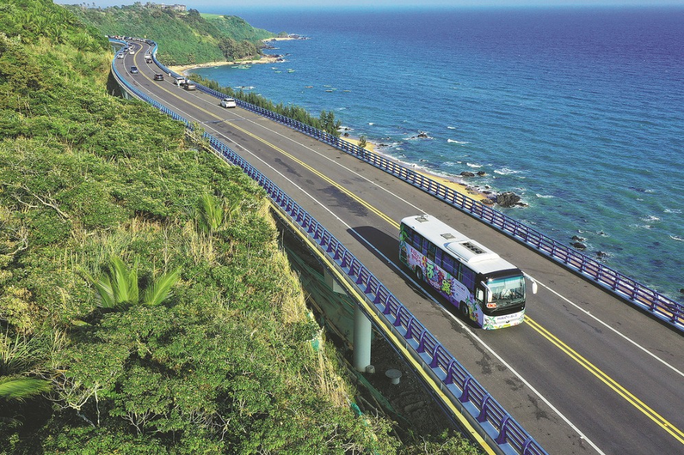 Stargazers, tourists throng scenic Hainan highway