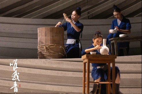 Tribute to porcelain dances onto stage