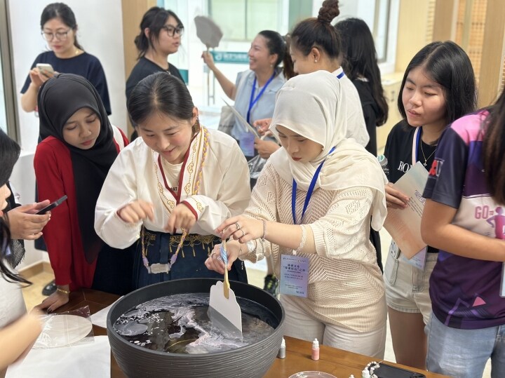 Nantong culture charms Malaysian students, teachers