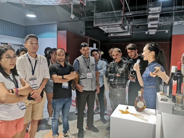 Intl business officer training program members visit Hongqiao Pinhui