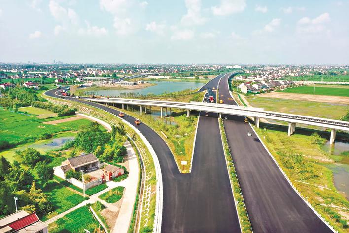 Main roadwork completed on Changzhou-Taixing Yangtze River Bridge's northern connection