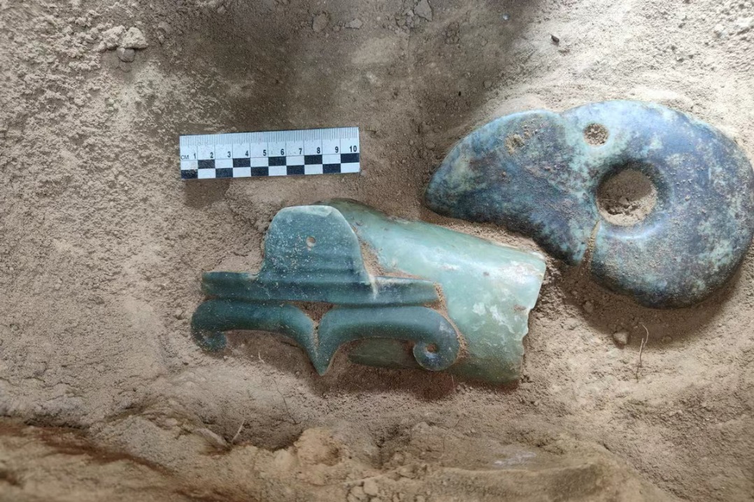 Over 100 Neolithic jade relics unearthed