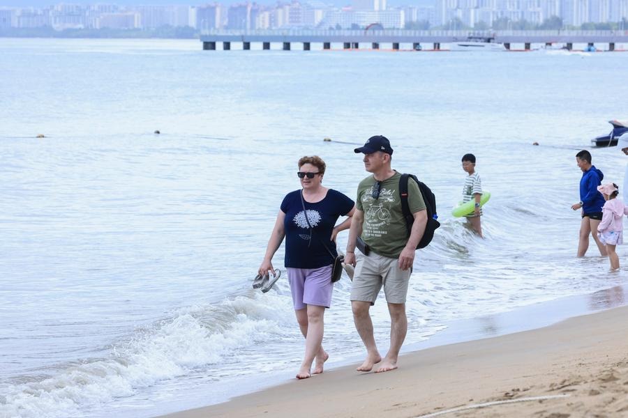 Foreign tourists flocking to Hainan