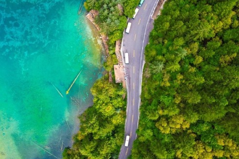 Immersed in Nature, Chinese Tourists Opt for Shorter Trips During Golden Week