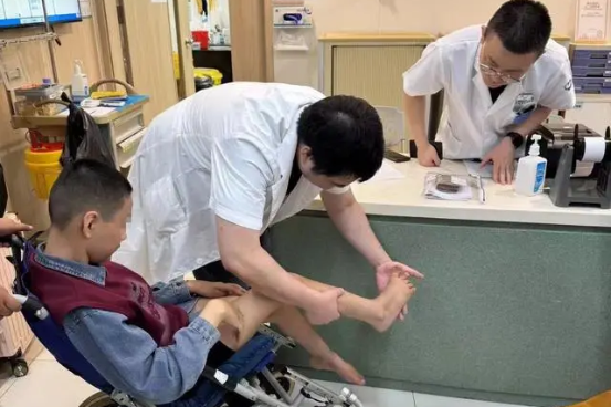 Guangdong hospital treats Xinjiang patients with limb disabilities