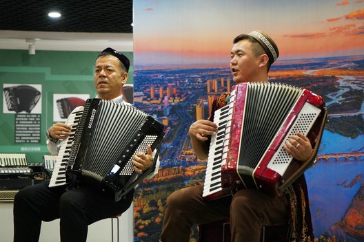 Sound of accordions wafts over Yining's Liuxing Street