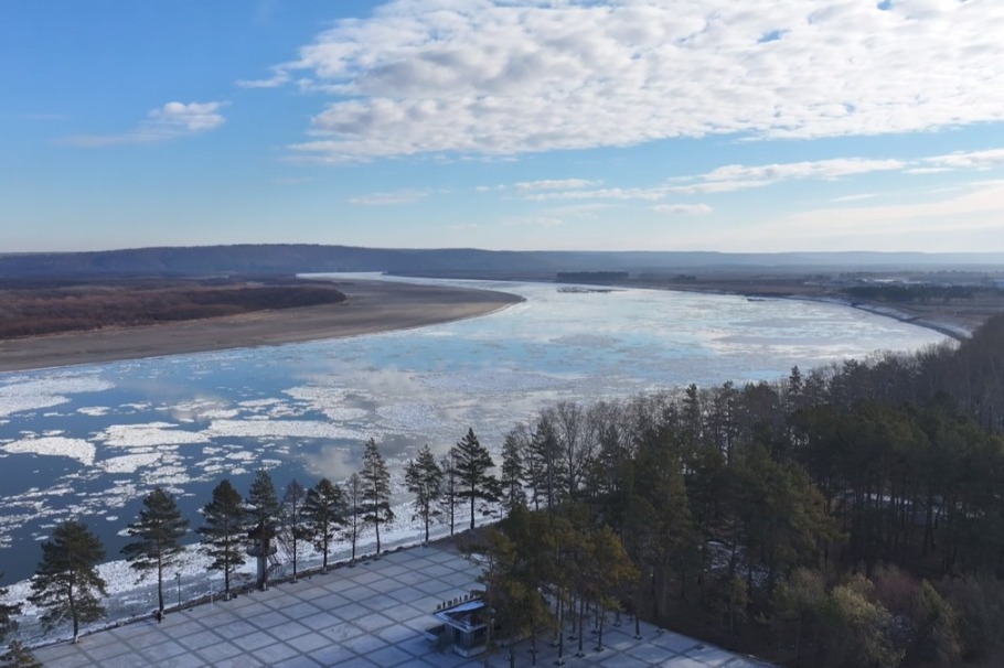 Photographers capture Heilongjiang River as ice floes return