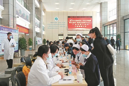 Guangdong medical experts treat patients in Xinjiang