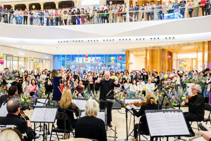 Music performances light up Wuhan mall