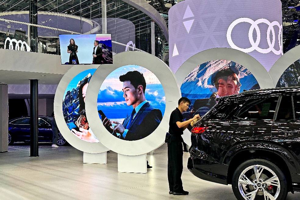 Guangzhou auto exhibition spotlights dazzling lineups