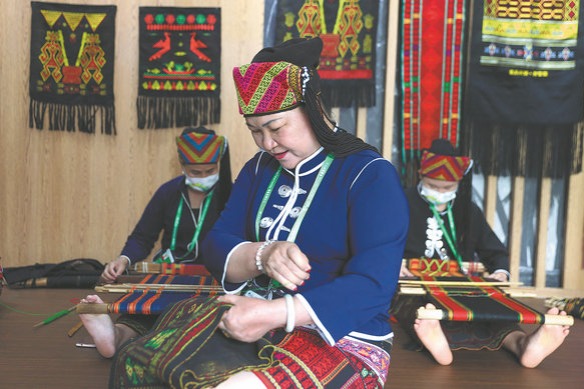 UNESCO inscribes traditional Li textile techniques on intangible cultural heritage list